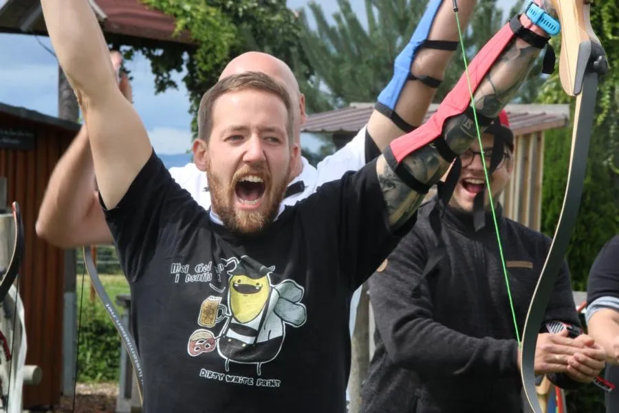Jubelnder Teilnehmer beim Bogenschießen im Polter Camp Oberösterreich