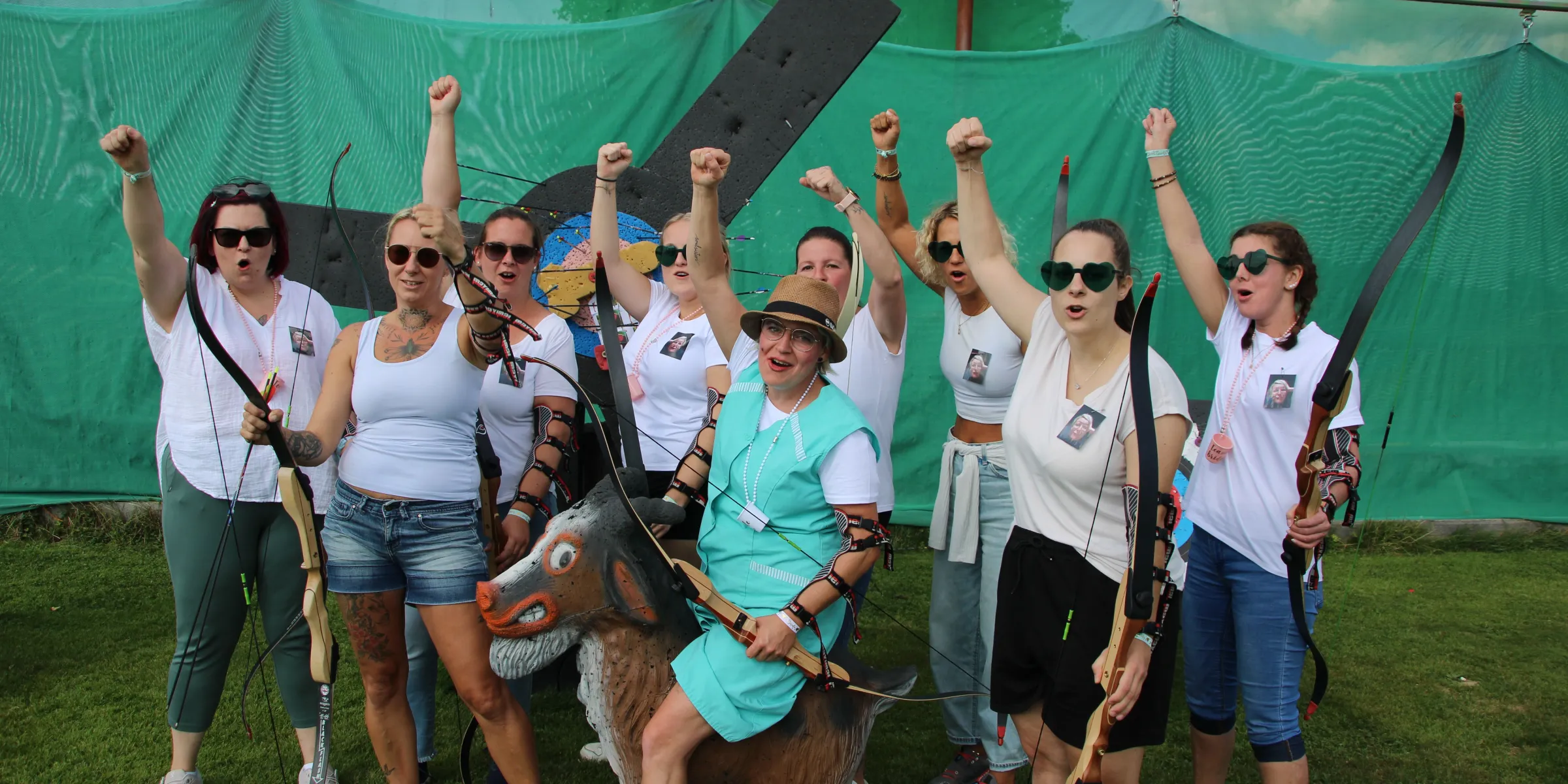Jubelnde Polterrunde beim Bogenschießen im Polter Camp