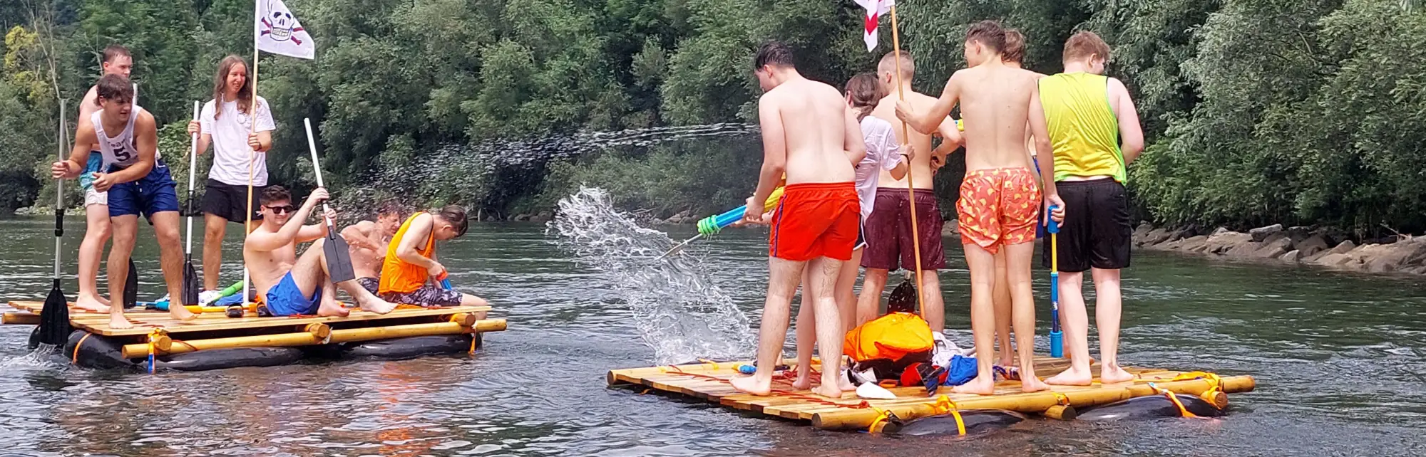 Polterrunde auf selbst gebauten Flößen auf der Traun
