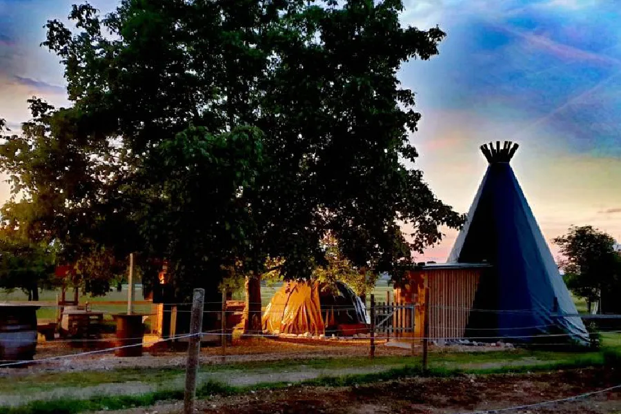 Tipi-Zelt in der Abenddämmerung im Polter Camp